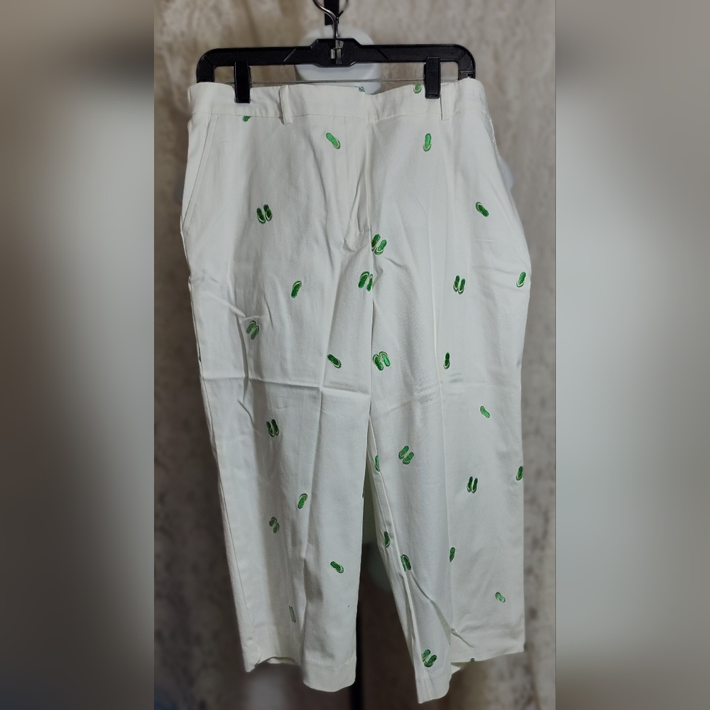 JM Collection Green and White Embroidered Flip Flops Capris Pant